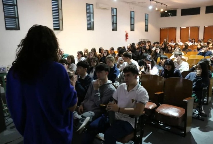 El primer encuentro se llevó a cabo en la Escuela Comercial con alumnos de 5° años.
