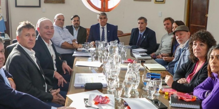 Imagen de Paritaria: Provincia y gremios acordaron pasar a un cuarto intermedio hasta el miércoles 7 de mayo
