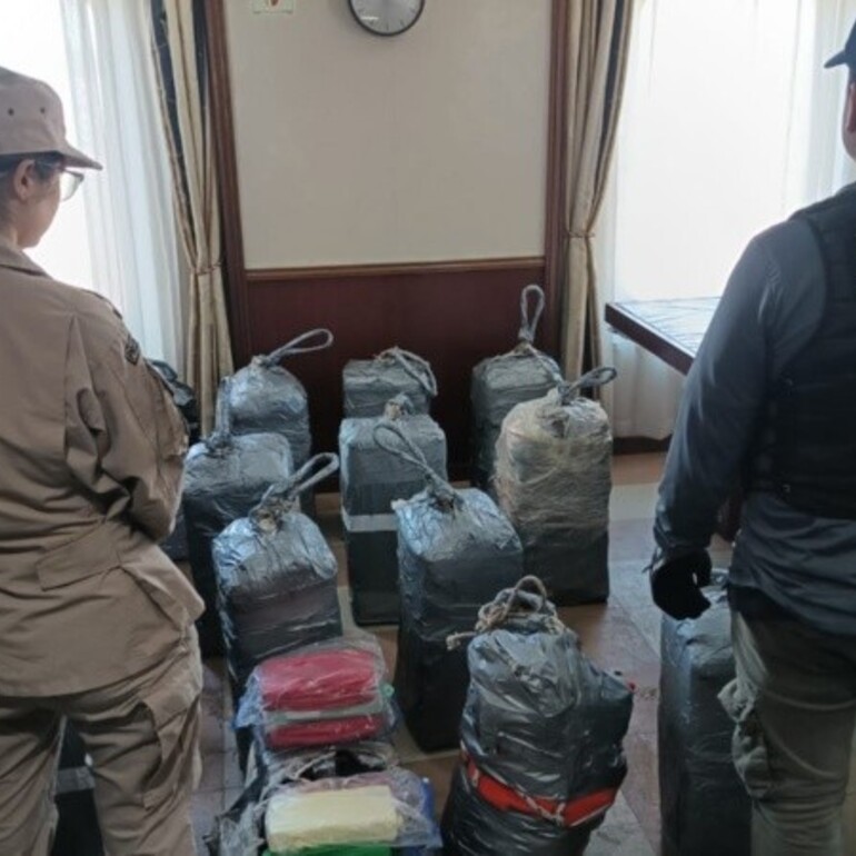 Las fuerzas federales preservaron el hallazgo en el barco de tripulación filipina. (PNA/ARCA)
