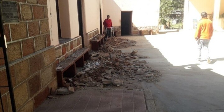 Algunos escombros producto del derrumbe en una iglesia riojana. (El Independiente La Rioja)