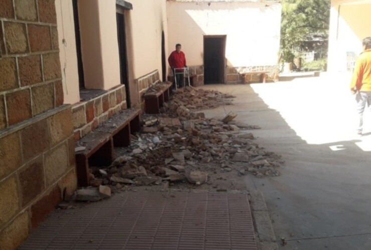 Algunos escombros producto del derrumbe en una iglesia riojana. (El Independiente La Rioja)