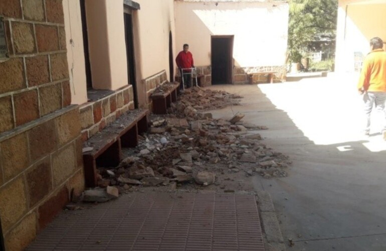 Algunos escombros producto del derrumbe en una iglesia riojana. (El Independiente La Rioja)