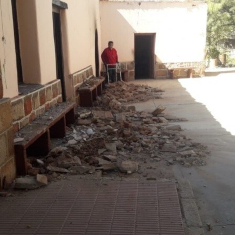Algunos escombros producto del derrumbe en una iglesia riojana. (El Independiente La Rioja)