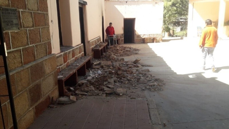 Algunos escombros producto del derrumbe en una iglesia riojana. (El Independiente La Rioja)