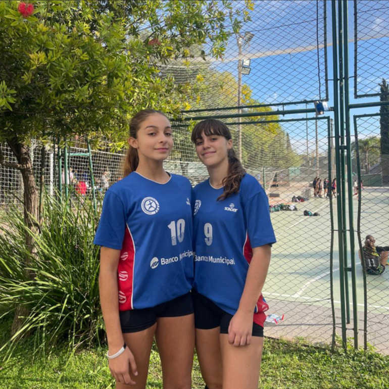 Imagen de Vóley: Gina Brandimarti y Clara Tisone de Unión, fueron seleccionadas para la Selección Sub-14 Rosarina