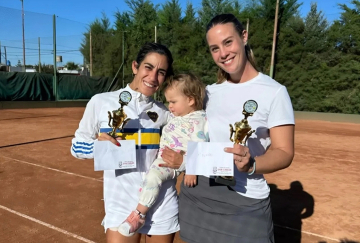 Imagen de Tenistas de A.S.A.C., 'Campeonas' de Torneo Dobles Damas C en C.A.U.
