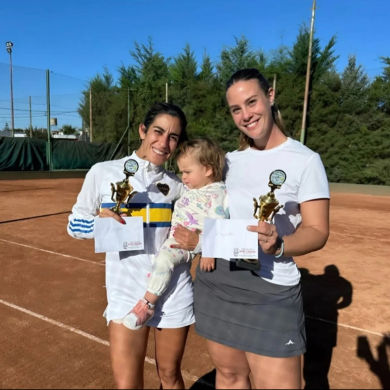 Imagen de Tenistas de A.S.A.C., 'Campeonas' de Torneo Dobles Damas C en C.A.U.