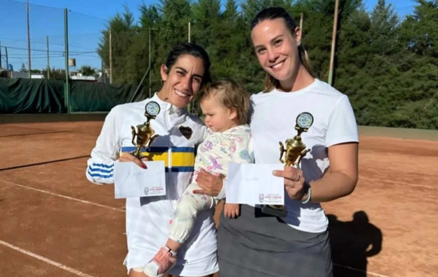 Imagen de Tenistas de A.S.A.C., 'Campeonas' de Torneo Dobles Damas C en C.A.U.