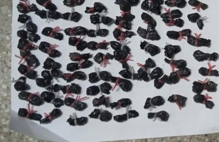 Se incautaron 102 envoltorios con una sustancia blanquecina que sería cocaína.