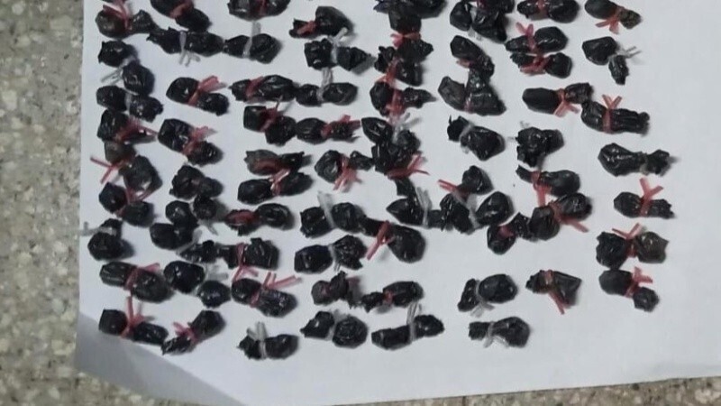 Se incautaron 102 envoltorios con una sustancia blanquecina que ser&iacute;a coca&iacute;na.