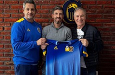 Acá si va: El secretario que no va a actividades de su área, sí fue a sacarse fotos con jugadores y el DT "Canalla".