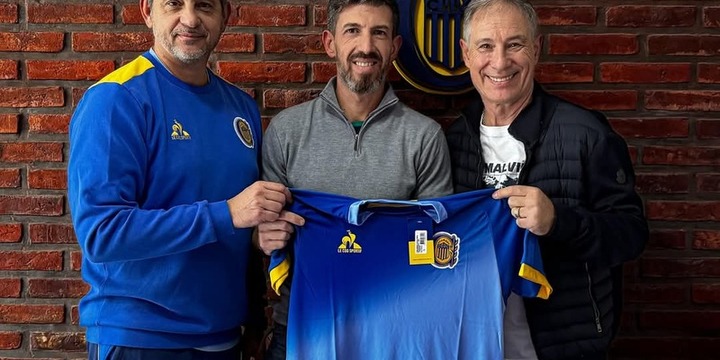 Acá si va: El secretario que no va a actividades de su área, sí fue a sacarse fotos con jugadores y el DT "Canalla".