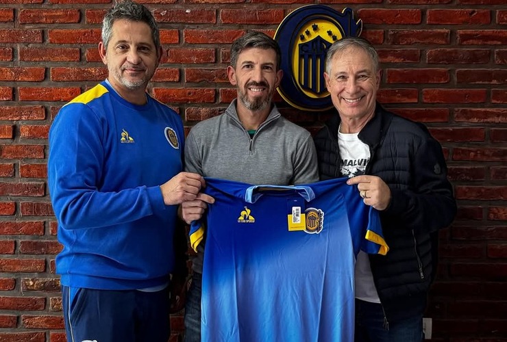 Acá si va: El secretario que no va a actividades de su área, sí fue a sacarse fotos con jugadores y el DT "Canalla".