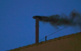 Imagen de Hubo fumata negra en el primer d&iacute;a del C&oacute;nclave y el debate para elegir al sucesor de Francisco seguir&aacute; el jueves