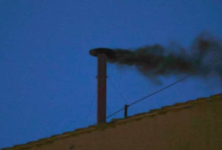 Imagen de Hubo fumata negra en el primer día del Cónclave y el debate para elegir al sucesor de Francisco seguirá el jueves