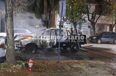 Imagen de Arroyo Seco: Incendio de una camioneta frente a la comisaría