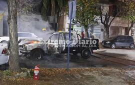 Imagen de Arroyo Seco: Incendio de una camioneta frente a la comisaría