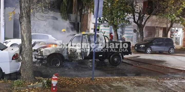 Imagen de Arroyo Seco: Incendio de una camioneta frente a la comisaría