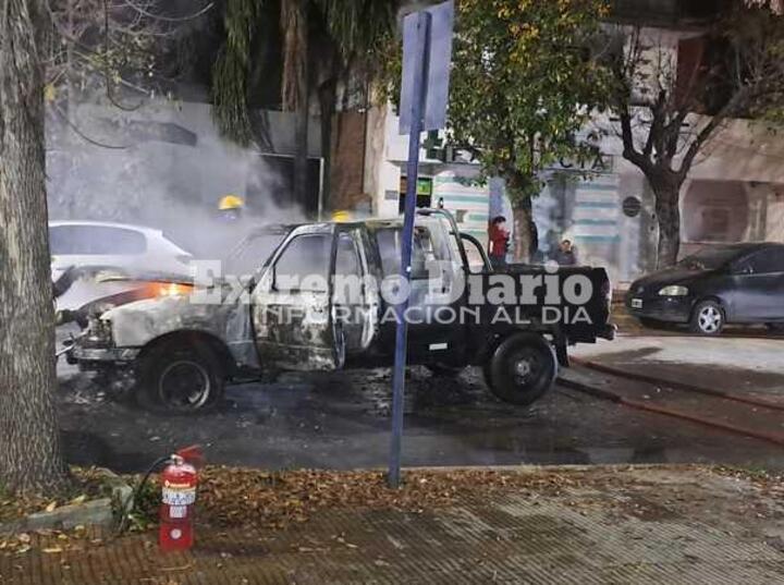 Imagen de Arroyo Seco: Incendio de una camioneta frente a la comisaría