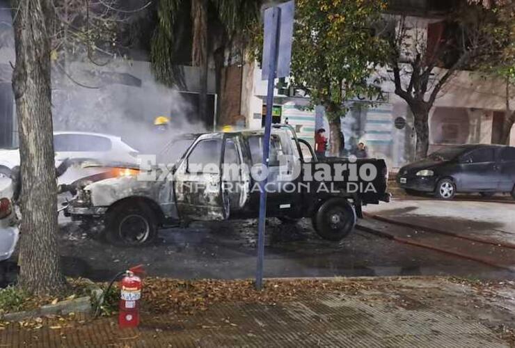 Imagen de Arroyo Seco: Incendio de una camioneta frente a la comisaría