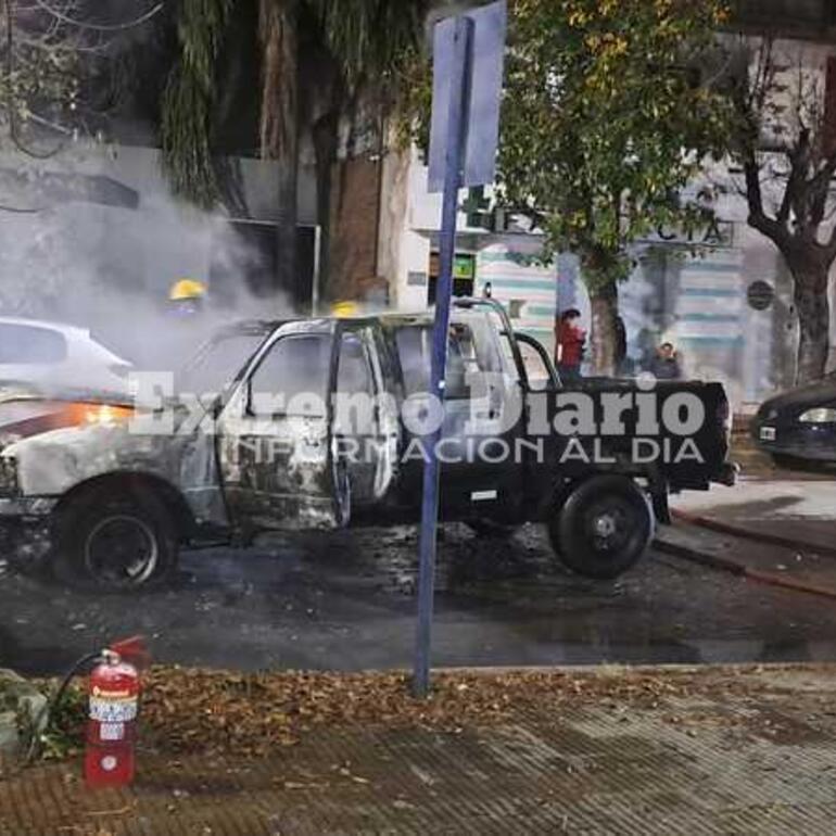 Imagen de Arroyo Seco: Incendio de una camioneta frente a la comisaría
