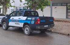 Ayer, 8 de mayo, personal de la PFA en la sucursal local de Correo Argentino.