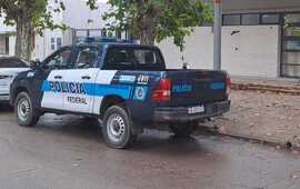 Ayer, 8 de mayo, personal de la PFA en la sucursal local de Correo Argentino.