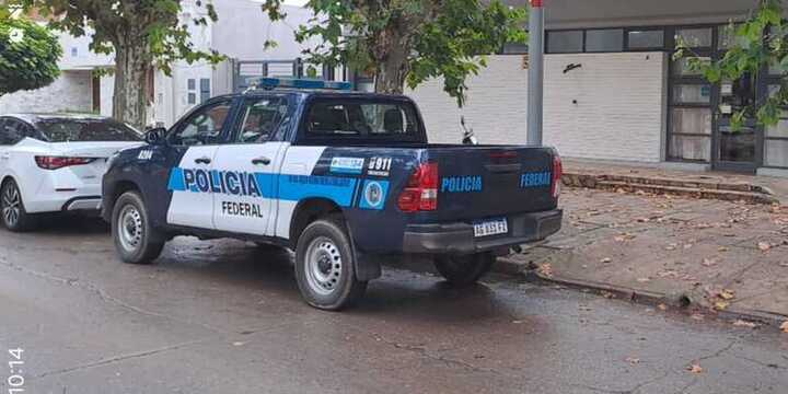 Ayer, 8 de mayo, personal de la PFA en la sucursal local de Correo Argentino.