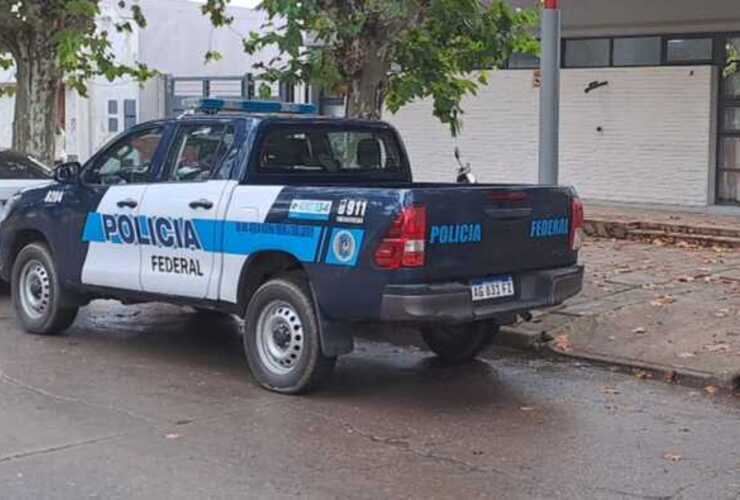 Ayer, 8 de mayo, personal de la PFA en la sucursal local de Correo Argentino.