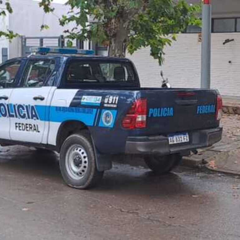 Ayer, 8 de mayo, personal de la PFA en la sucursal local de Correo Argentino.