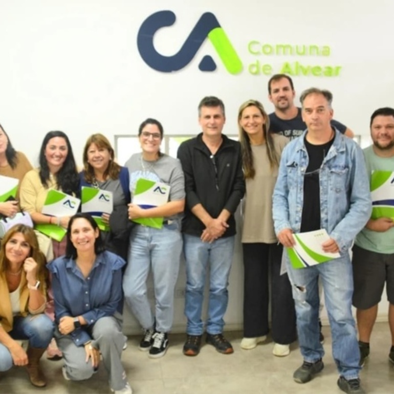 Imagen de Entrega de microcréditos a emprendedores locales a través del programa Activa Emprendedor