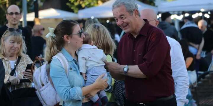 Imagen de FeriArte + nueva entrega de "Un Niño, Un Cuento" en la plaza 9 de julio