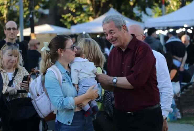 Imagen de FeriArte + nueva entrega de "Un Niño, Un Cuento" en la plaza 9 de julio