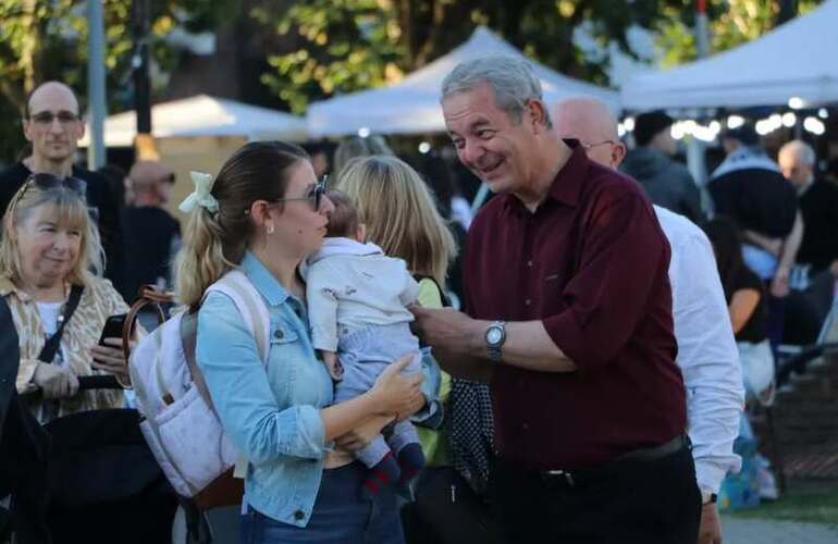 Imagen de FeriArte + nueva entrega de "Un Ni&ntilde;o, Un Cuento" en la plaza 9 de julio