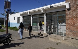 El frente del establecimiento por donde escapó el chico. (Alan Monzón/Rosario3)