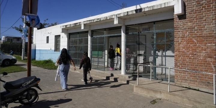El frente del establecimiento por donde escapó el chico. (Alan Monzón/Rosario3)