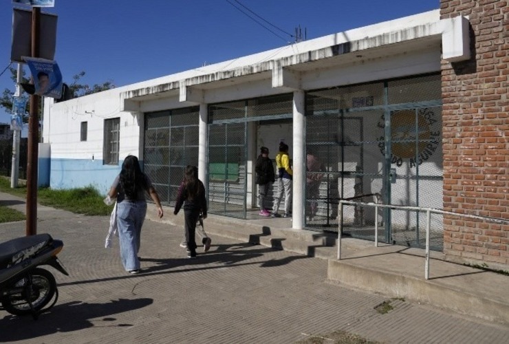 El frente del establecimiento por donde escapó el chico. (Alan Monzón/Rosario3)