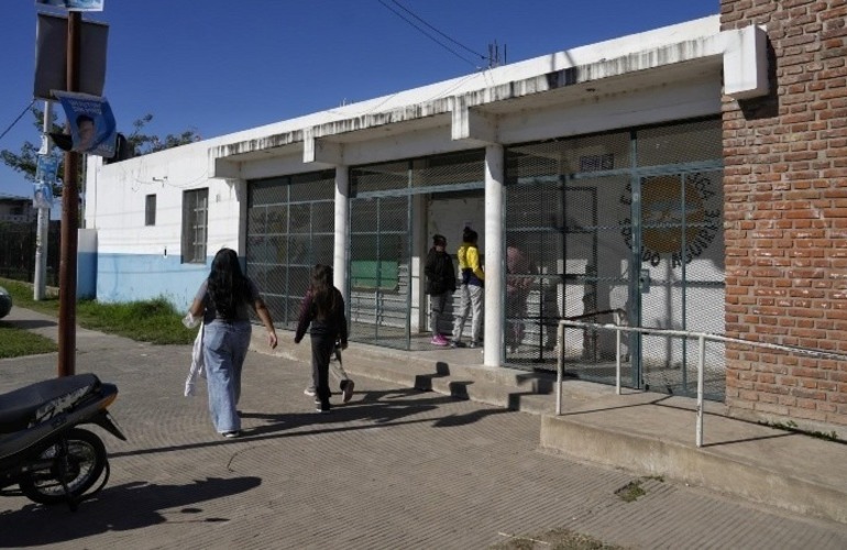 El frente del establecimiento por donde escapó el chico. (Alan Monzón/Rosario3)