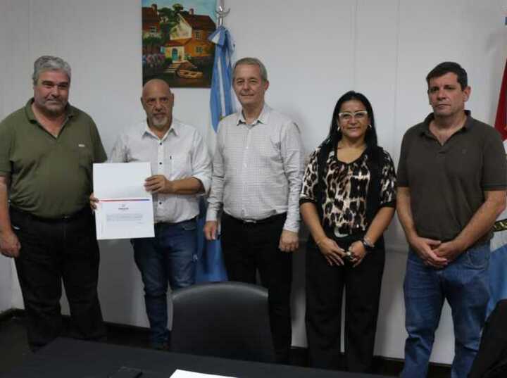Entregaron dos FANIS y adelantado de FAE a la "Comercial".