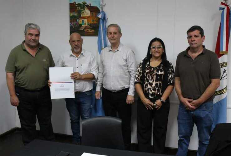 Entregaron dos FANIS y adelantado de FAE a la "Comercial".