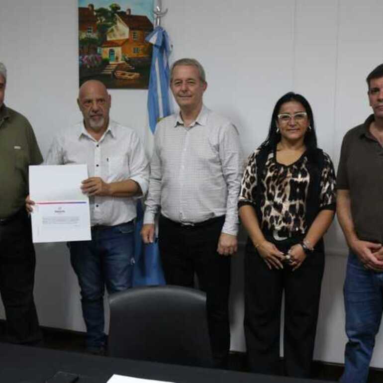 Entregaron dos FANIS y adelantado de FAE a la "Comercial".