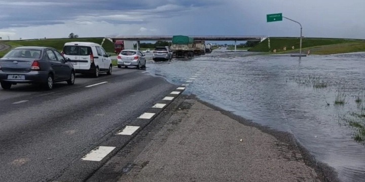 Imagen de Siguen los cortes en la autopista Rosario-Buenos Aires: qué caminos alternativos hay para llegar a Caba