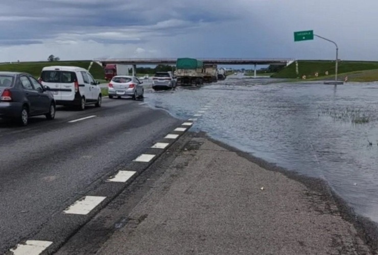Imagen de Siguen los cortes en la autopista Rosario-Buenos Aires: qu&eacute; caminos alternativos hay para llegar a Caba
