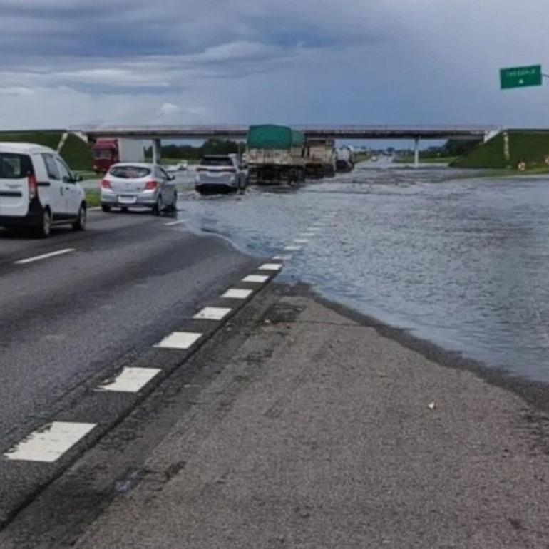 Imagen de Siguen los cortes en la autopista Rosario-Buenos Aires: qué caminos alternativos hay para llegar a Caba