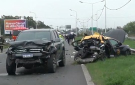 Así quedaron la camioneta y el taxi que protagonizaron el choque con un herido y un muerto. (Imagen El Tres)