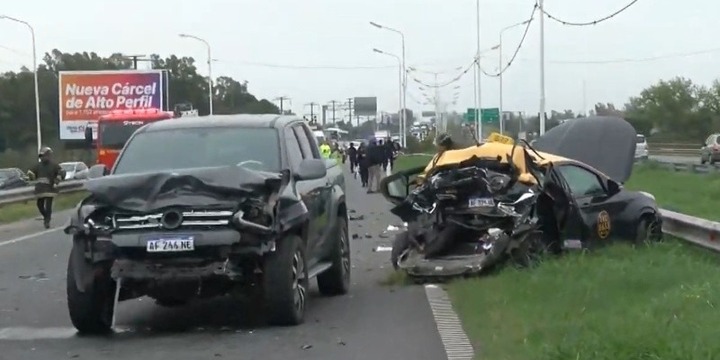 Así quedaron la camioneta y el taxi que protagonizaron el choque con un herido y un muerto. (Imagen El Tres)
