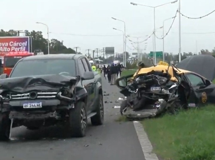 Así quedaron la camioneta y el taxi que protagonizaron el choque con un herido y un muerto. (Imagen El Tres)
