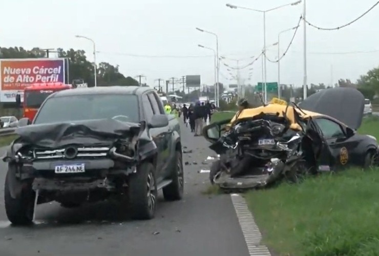 Así quedaron la camioneta y el taxi que protagonizaron el choque con un herido y un muerto. (Imagen El Tres)