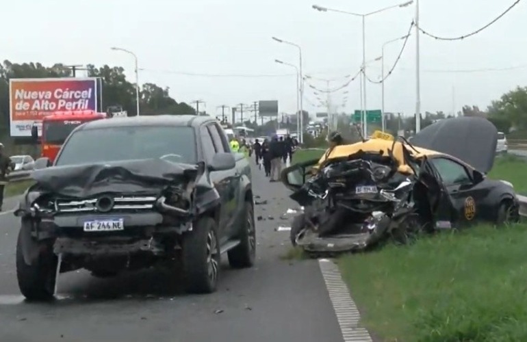 Así quedaron la camioneta y el taxi que protagonizaron el choque con un herido y un muerto. (Imagen El Tres)
