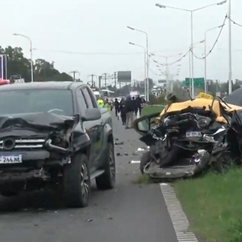 Así quedaron la camioneta y el taxi que protagonizaron el choque con un herido y un muerto. (Imagen El Tres)